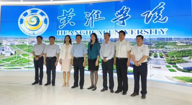 中華職業(yè)教育社理事長陳昌智、河南省副省長霍金花一行參觀展廳